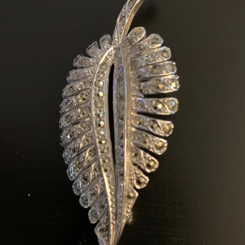 Elegant Silver Leaf Brooch, Costume Jewelry - Picture 2 of 3